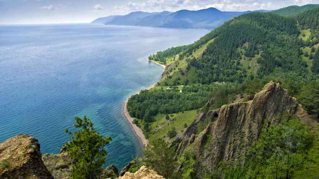 Jezero Bajkal, nacházející se v jižní části Sibiře v Rusku, je jedním z nejvýznamnějších přírodních pokladů naší planety. Toto ohromující sladkovodní jezero je nejhlubší na světě a nabízí úžasnou různorodost života a jedinečnou krajinu.