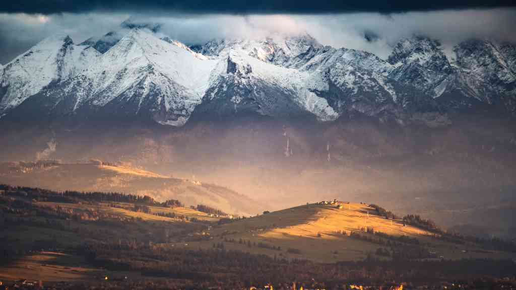 Vysoké Tatry jsou jedním z nejúchvatnějších a nejvýznamnějších pohoří ve střední Evropě. Nacházejí se na pomezí Slovenska a Polska a tvoří nejvyšší část Karpat.