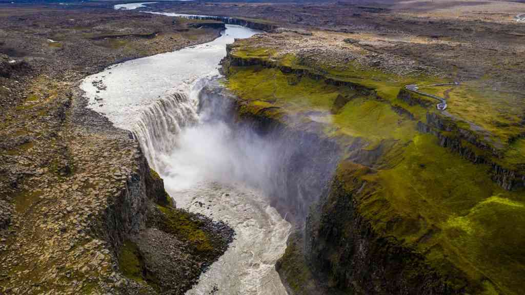 Island, ostrov známý svou nádhernou a divokou přírodou, je domovem mnoha jedinečných přírodních krás, ale jedním z nejimpresivnějších a nejznámějších přírodních úkazů na této severní pevnině je vodopád Dettifoss.