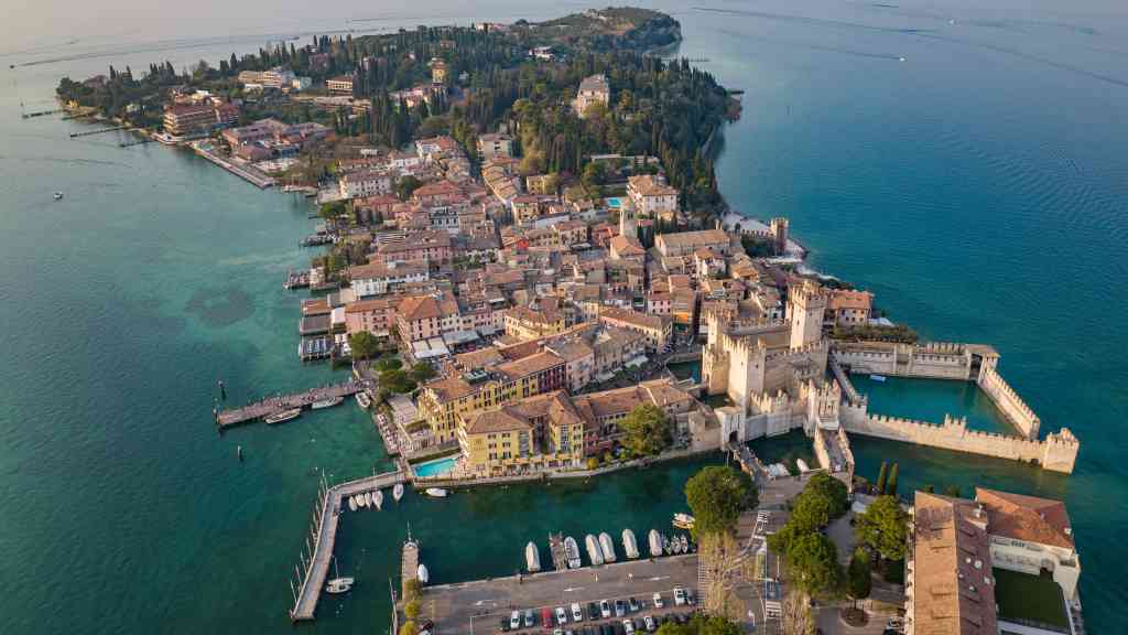 Město Sirmione se nachází na úzkém poloostrově, který vystupuje do jezera Garda, jednoho z největších a nejkrásnějších jezer v Itálii.
